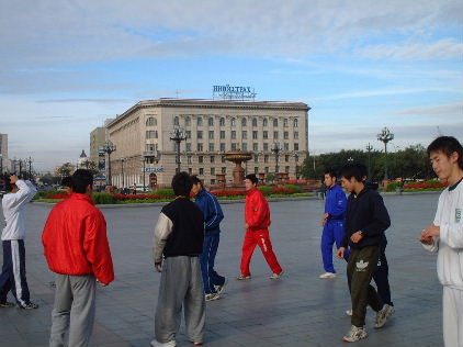 朝の体操をする選手たち